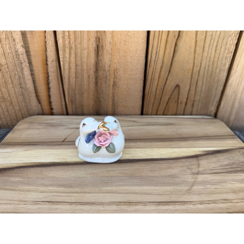 White Swans & roses trinket dish, plater, romance, figurine
